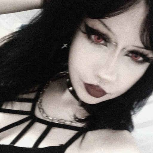 aesthetic vampire pfp girl