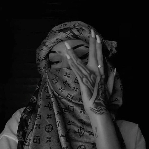 aesthetic black and white pfp image